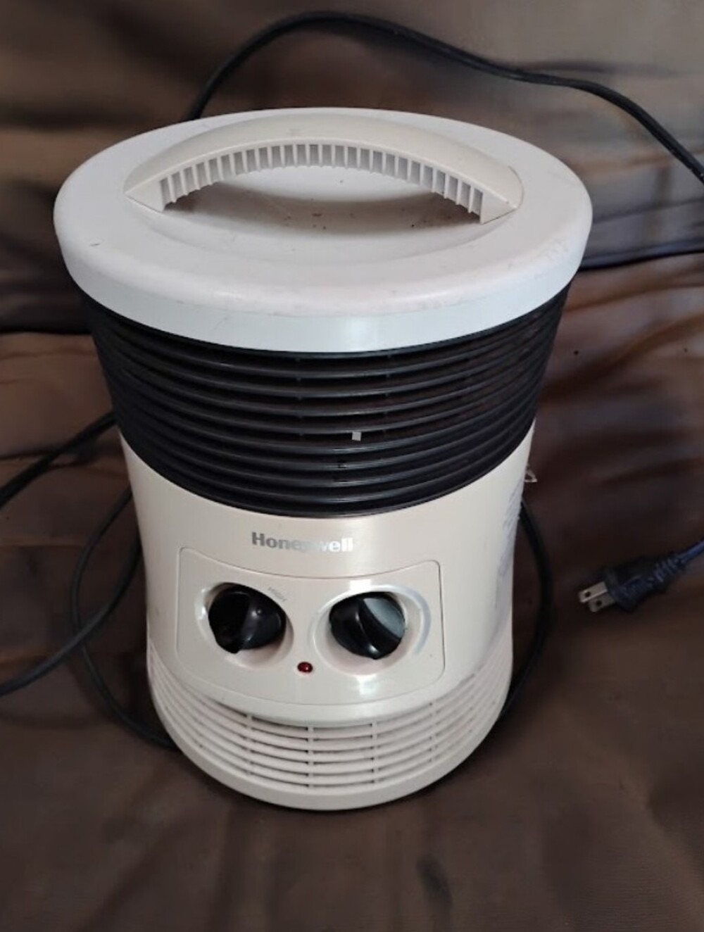 Honeywell Compact White and Black Space Heater with Carry Handle/ 360 Degree